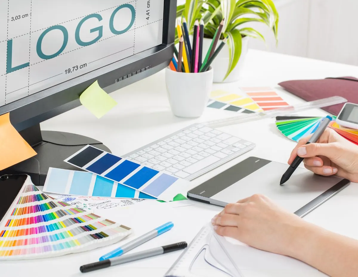 Mesa de diseño gráfico con logotipo y guía de color