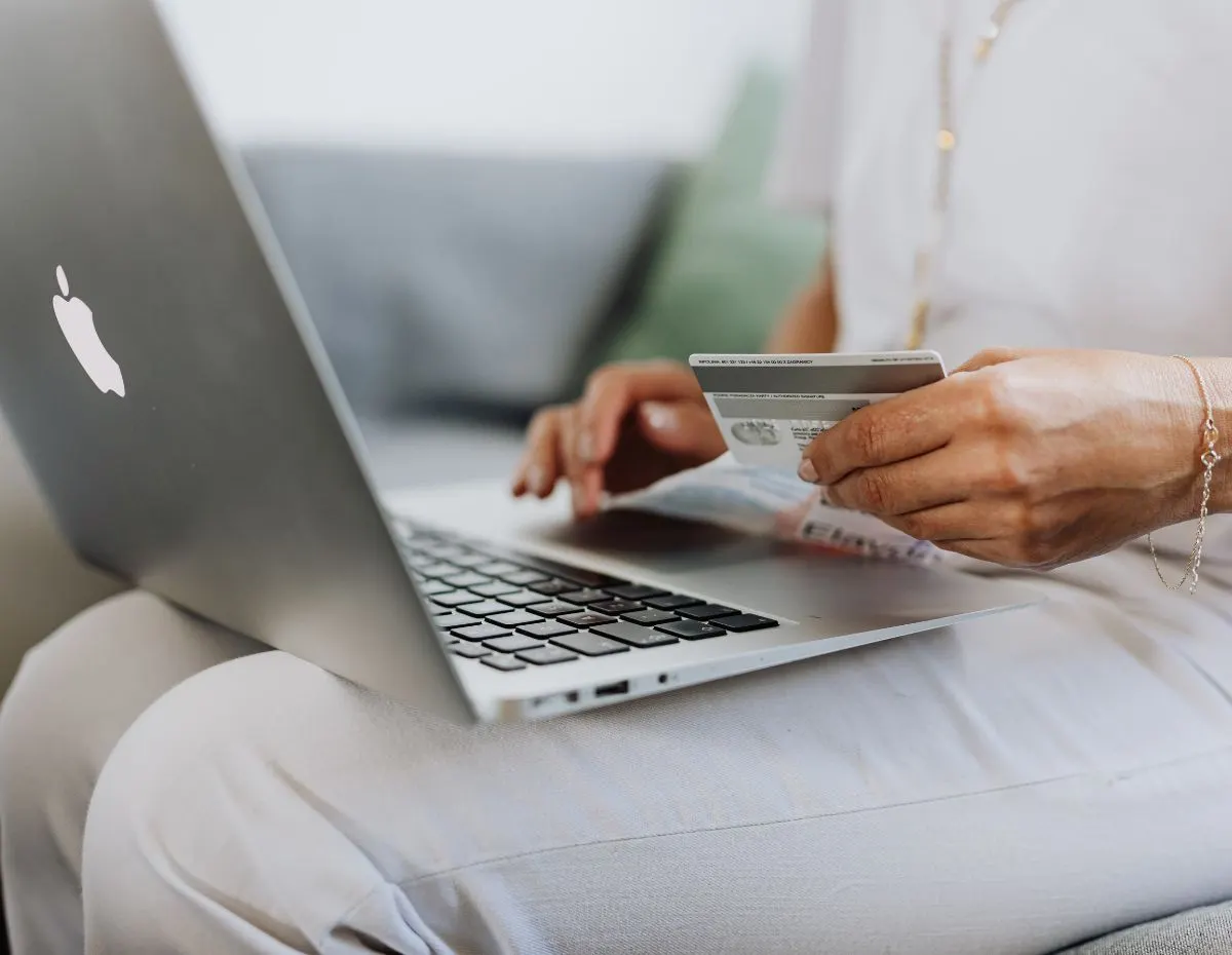 Compra online segura con tarjeta desde un portátil
